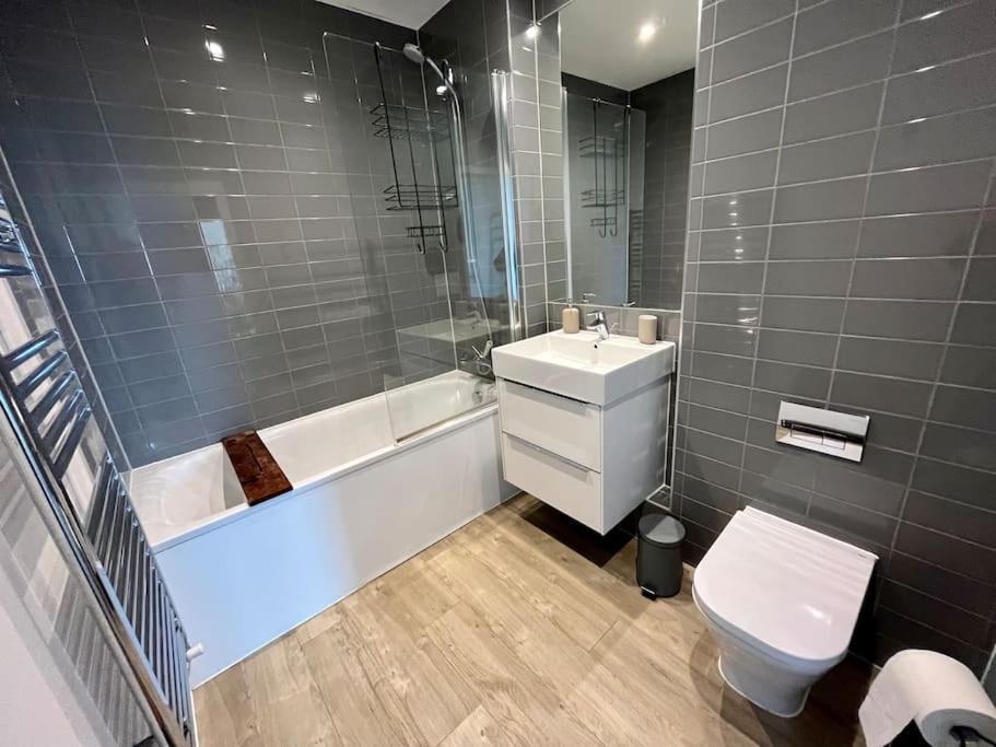Elegant Chic Living: 1 Bed In Vibrant London Areaアパートメント エクステリア 写真