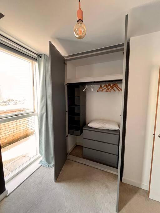 Elegant Chic Living: 1 Bed In Vibrant London Areaアパートメント エクステリア 写真